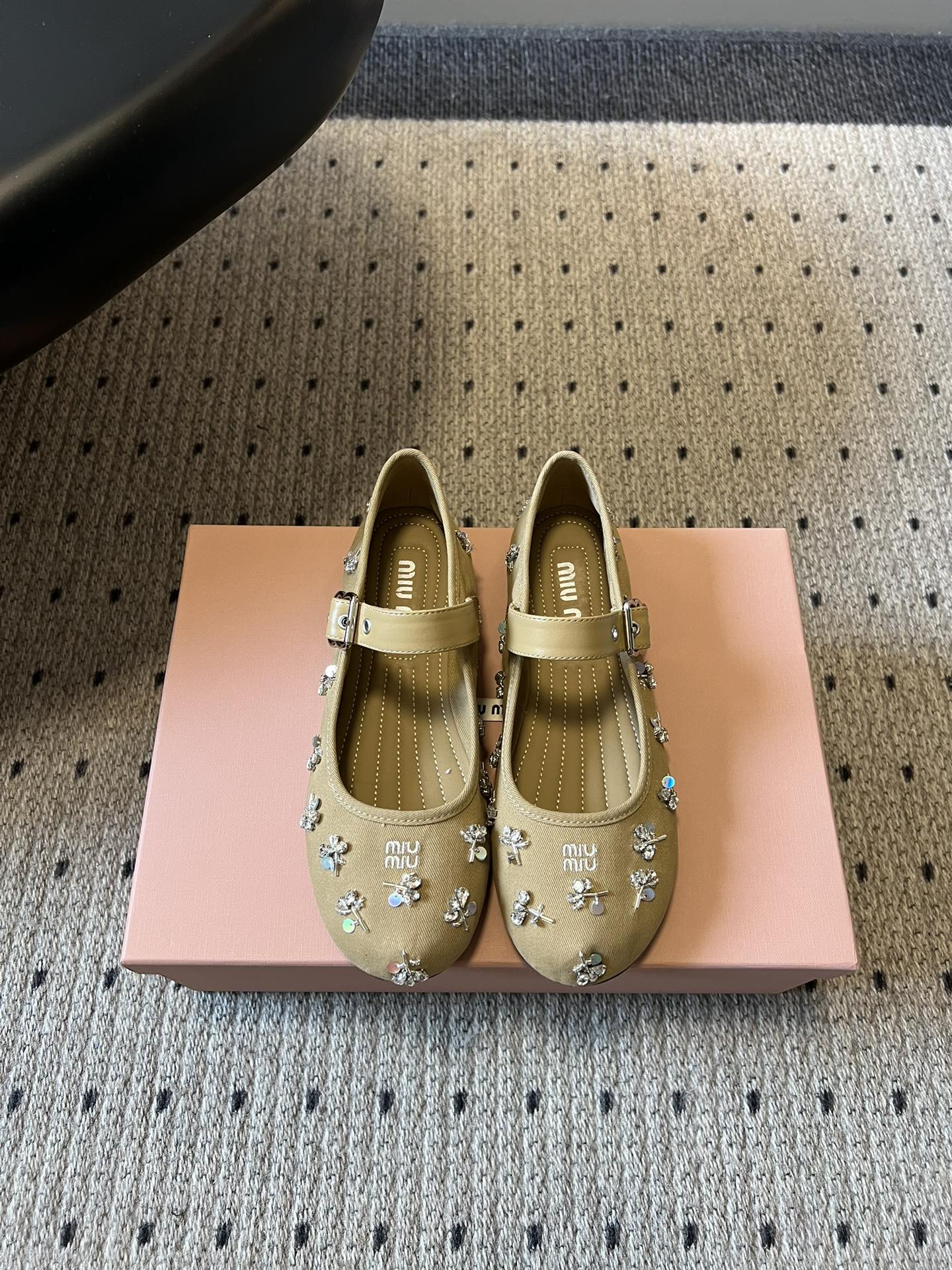 Miu Mi* 26ss 早春新款水钻玛丽珍鞋满幅水钻+立体小花装饰，上脚就是行走的发光体一字扣带设计温