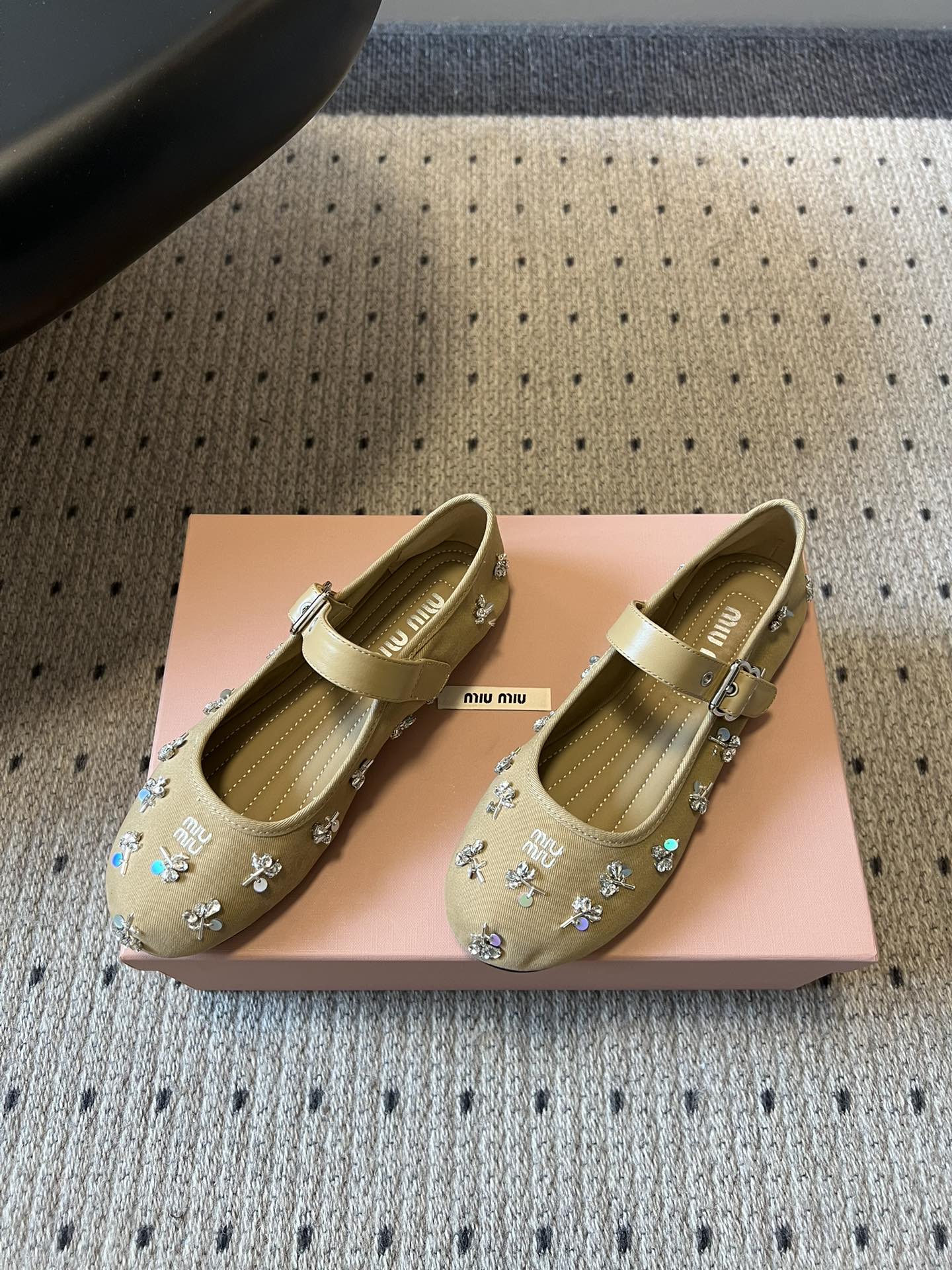 Miu Mi* 26ss 早春新款水钻玛丽珍鞋满幅水钻+立体小花装饰，上脚就是行走的发光体一字扣带设计温