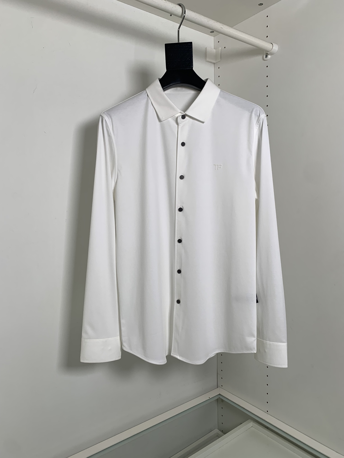 NO:776872,The highest version on the market, the girl inspects the goods, trims the three marks on the threads, and delivers the goods. You can send pictures and videos. If you want quality and service, please add me on WeChat. We will not accept urgent orders. TOMFIRD lapel mercerized shirt, classic lapel style, cuff buttons. Seemingly simple design, very demanding on the shape and collar type. Slightly loose tailoring. Very tolerant to the body shape. The upper body has a very old-fashioned feel. The fabric is made of mercerized long-staple cotton. The surface has a warm glossy texture and is not easy to wear on the upper body.  It is skin-friendly, breathable, and has a good sense of stiffness. The upper body is high-end and has a high-quality texture. It is very practical for daily commuting and leisure. [Color] Gray White [Size] M-2XL, men's clothing, tom ford, shirts,19860909市面最高版本小妹验货、修剪线头上三标、发货可发图及拍视频,要品质要服务的加我微信,不接急单. TOMFIRD翻领丝光衬衫,经典翻领款式 袖口纽扣 看似简约的设计 对版型与领型要求很高微宽松的剪裁 对身型的包容性很好 上身就很老钱感 面料采用丝光长绒棉的材质 表面有着温润的光泽质感 不易泛旧 上身感 亲肤 透气 又有很好的挺括感 上身高档显品质质感 平时通勤休闲都很实穿的一款【颜色】灰色 白色【码数】M-2XL,男装,tom ford,shirts,,Women's clothing