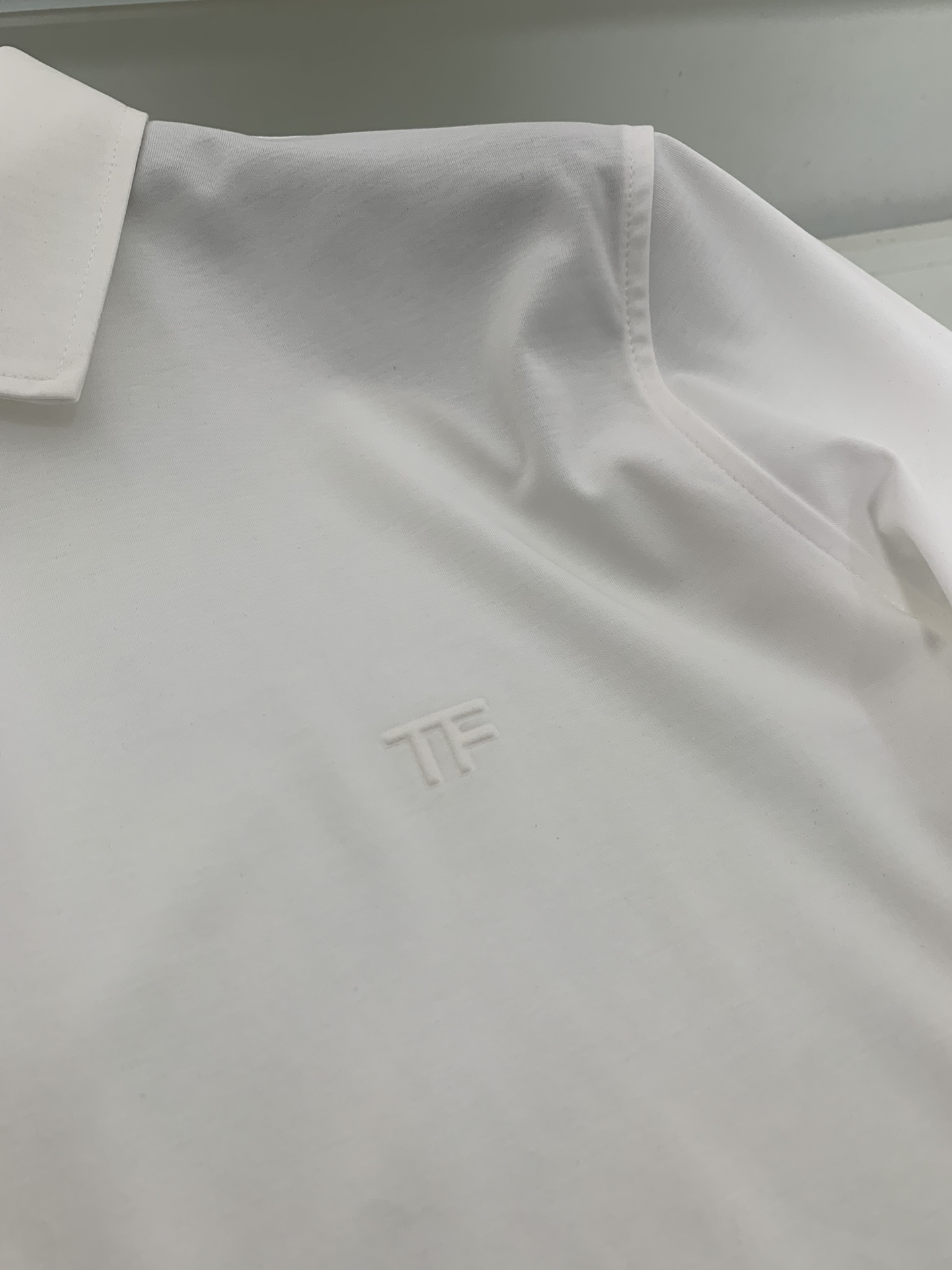 TOMFIRD翻领丝光衬衫，经典翻领款式 袖口纽扣 看似简约的设计 对版型与领型要求很高 微宽松的剪裁 