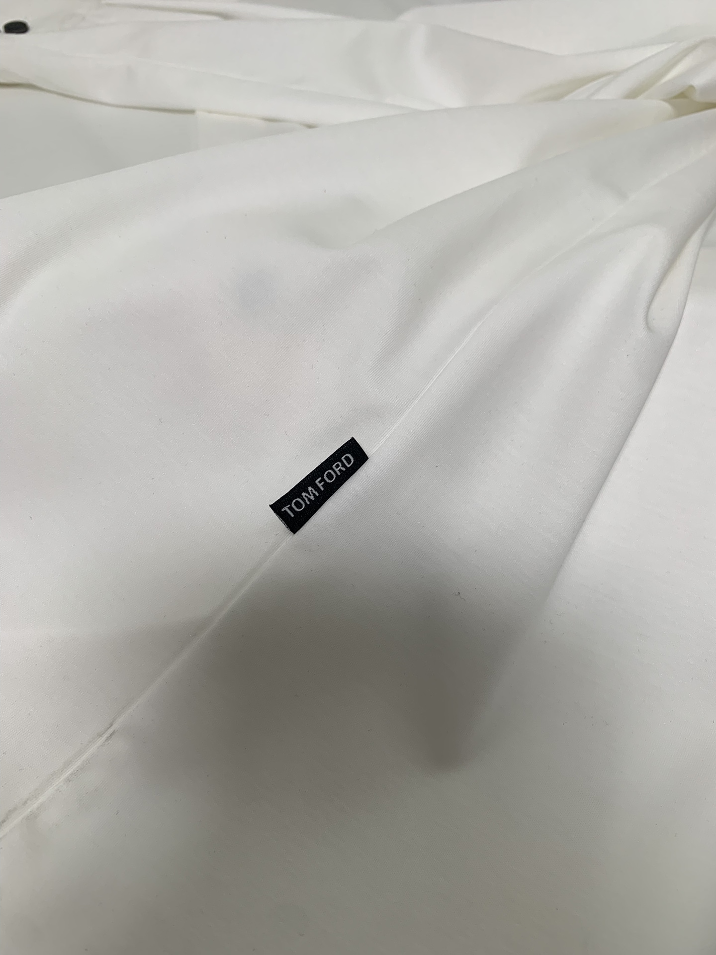 TOMFIRD翻领丝光衬衫，经典翻领款式 袖口纽扣 看似简约的设计 对版型与领型要求很高 微宽松的剪裁 
