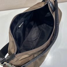 🎉新品男款🎉2VH204探索包🎉🎉这款Explore包是精致与功能的完美结合,体现了一种充满活力的现代风 🎉新品男款🎉2VH204探索包🎉🎉这款Explore包是精致与功能的完美结合,体现了一种充满活力的现代风