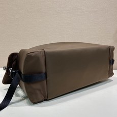 🎉新品男款🎉2VH204探索包🎉🎉这款Explore包是精致与功能的完美结合,体现了一种充满活力的现代风 🎉新品男款🎉2VH204探索包🎉🎉这款Explore包是精致与功能的完美结合,体现了一种充满活力的现代风