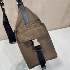 🎉新品男款🎉2VH204探索包🎉🎉这款Explore包是精致与功能的完美结合,体现了一种充满活力的现代风 🎉新品男款🎉2VH204探索包🎉🎉这款Explore包是精致与功能的完美结合,体现了一种充满活力的现代风