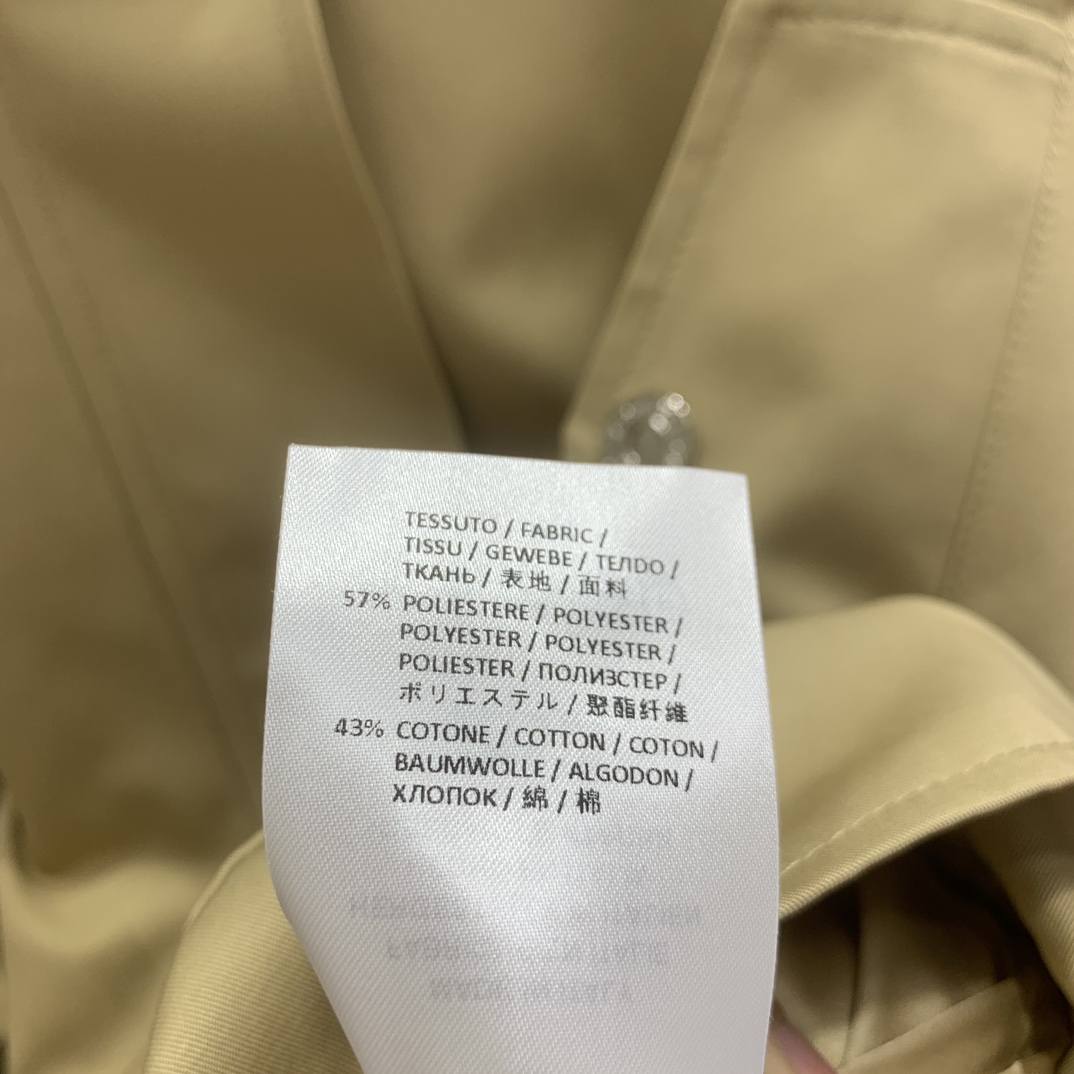 强烈推荐 26早春新品 连帽腰带短款风衣外套 英伦风连帽设计短款卡其色风衣外套 融合了经典工装元素与利落