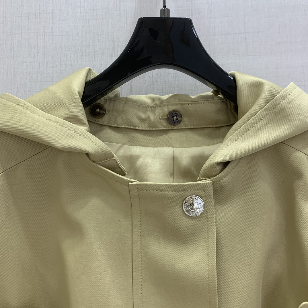 强烈推荐 26早春新品 连帽腰带短款风衣外套 英伦风连帽设计短款卡其色风衣外套 融合了经典工装元素与利落