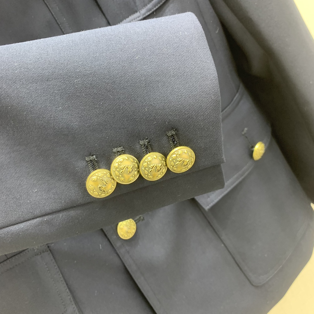 强烈推荐 26早春新品 翻领口袋工装外套 高智感穿搭藏青色工装风西装外套 经典翻领设计利落有型 肩部带有
