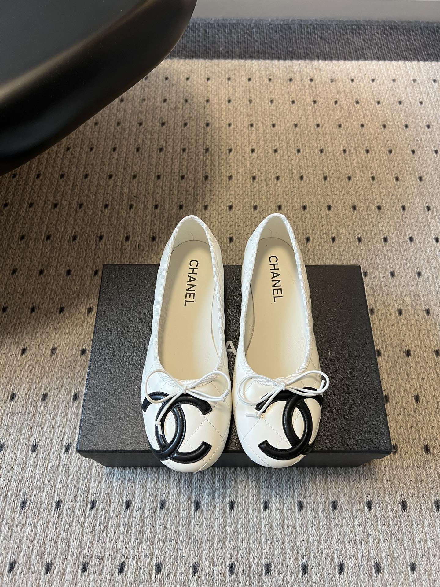 NO:784567,Chane*26SS early spring new diamond ballet shoes, diamond quilting technology + iconic double C elements, directly full of high-end feeling. The soft and waxy lambskin upper is so soft that the feet are like stepping on clouds. The bow design is sweet but not greasy. The round toe shoe shape makes the feet smaller, does not squeeze the feet and does not grind the heels. They are comfortable for a day of running. They are available in three colors: pure black, black and white, and off-white. They can cover all your dressing scenes. You can wear a suit for commuting and instantly become a capable and elegant workplace heroine.  No need to worry about matching, just look like a French-style beauty with its own filter. Wear classics on your feet, and follow the aesthetic point every step of the way. Sheepskin upper, sheepskin lining, TPU outsole, size 35-41 (customized sizes 40 and 41 are not returnable), ballet shoes, chanel, business suit, sheepskin19860909Chane*26SS早春新款菱格芭蕾鞋 菱格绗缝工艺+标志性双C元素,高级感直接拉满 软糯小羊皮上脚软到像踩云朵,蝴蝶结设计甜而不腻,圆头鞋型巨显脚小,不挤脚不磨跟,暴走一天都舒服,纯黑、黑白拼、米白拼3种配色,承包你所有穿搭场景,通勤搭西装秒变干练优雅的职场大女主. 不用费心搭配,上脚就是自带滤镜的法式氛围感美女,把经典穿在脚上,每一步都踩在审美点上. 鞋面羊皮 内里羊皮 大底TPU大底 size35-41码（40、41码定制不退换）,芭蕾舞鞋,chanel,business suit,sheepskin,Women's Shoes