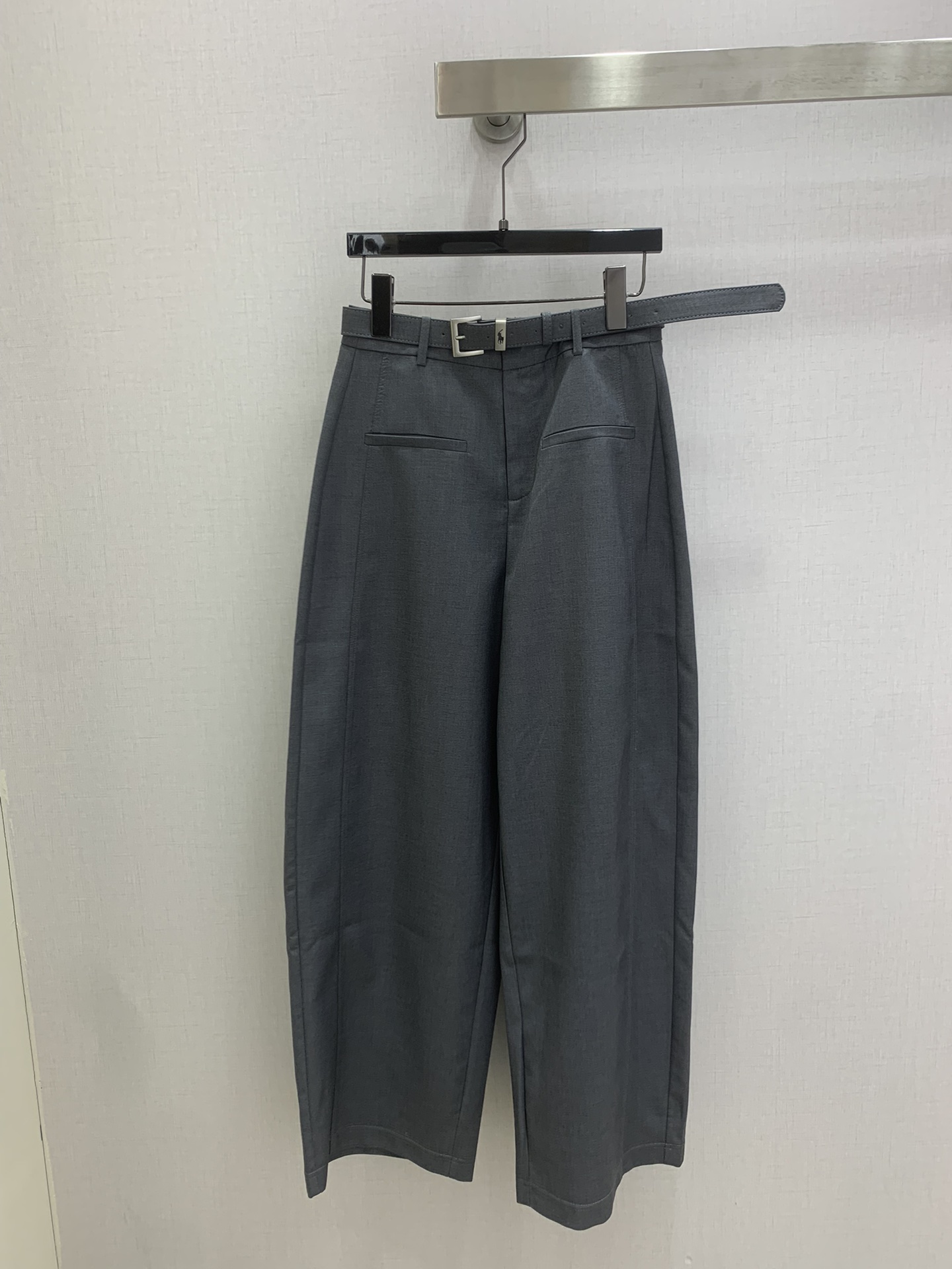 NO:795299,Highly recommended 26 early spring new style belted scimitar wide-leg trousers, Raff scimitar wide-leg trousers with belt, customized fabric, workmanship quality depends on the details, two colors, SMLXL code, high quality ABC,,19860909强烈推荐 26早春新款 腰带弯刀阔腿长裤 拉夫弯刀阔腿西裤 配腰带 定制面料 做工品质看细节 两个色 SMLXL码 高品质ABC,,,Women's clothing