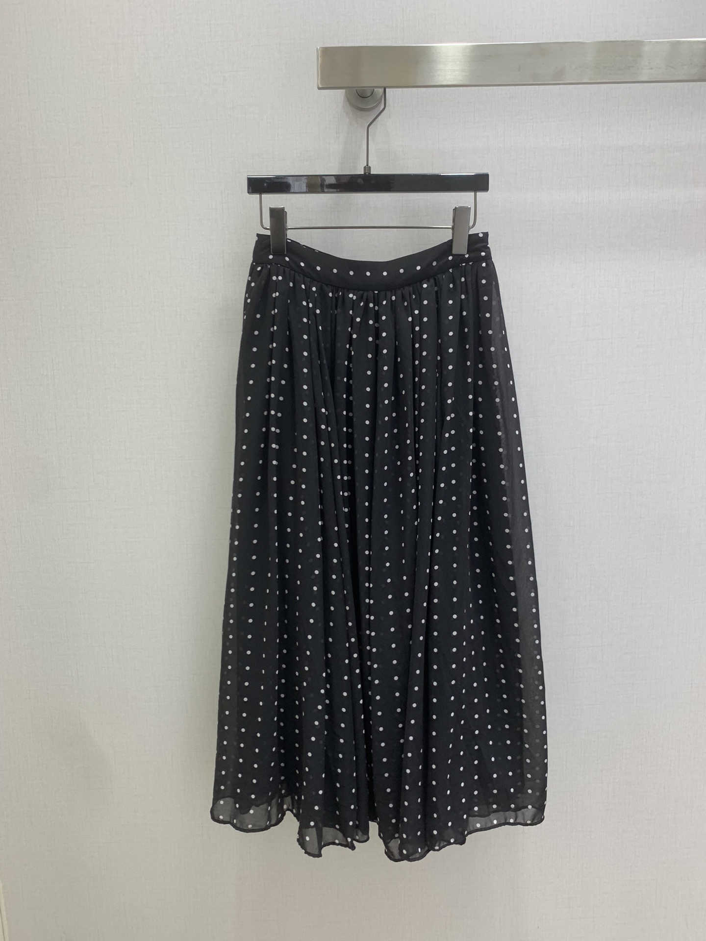 NO:795291,Highly recommended 26 early spring new style polka-dot pleated long skirt Intellectual and elegant retro anti-wrinkle polka-dot gauze skirt A must-have for temperamental women The quality of workmanship depends on the details Two colors SMLXL code High-quality ABC,,skirts,19860909强烈推荐 26早春新款 波点褶皱长半裙 知性优雅复古抗皱波点纱裙 气质女人必备 做工品质看细节 两个色 SMLXL码 高品质ABC,,skirts,,Women's clothing