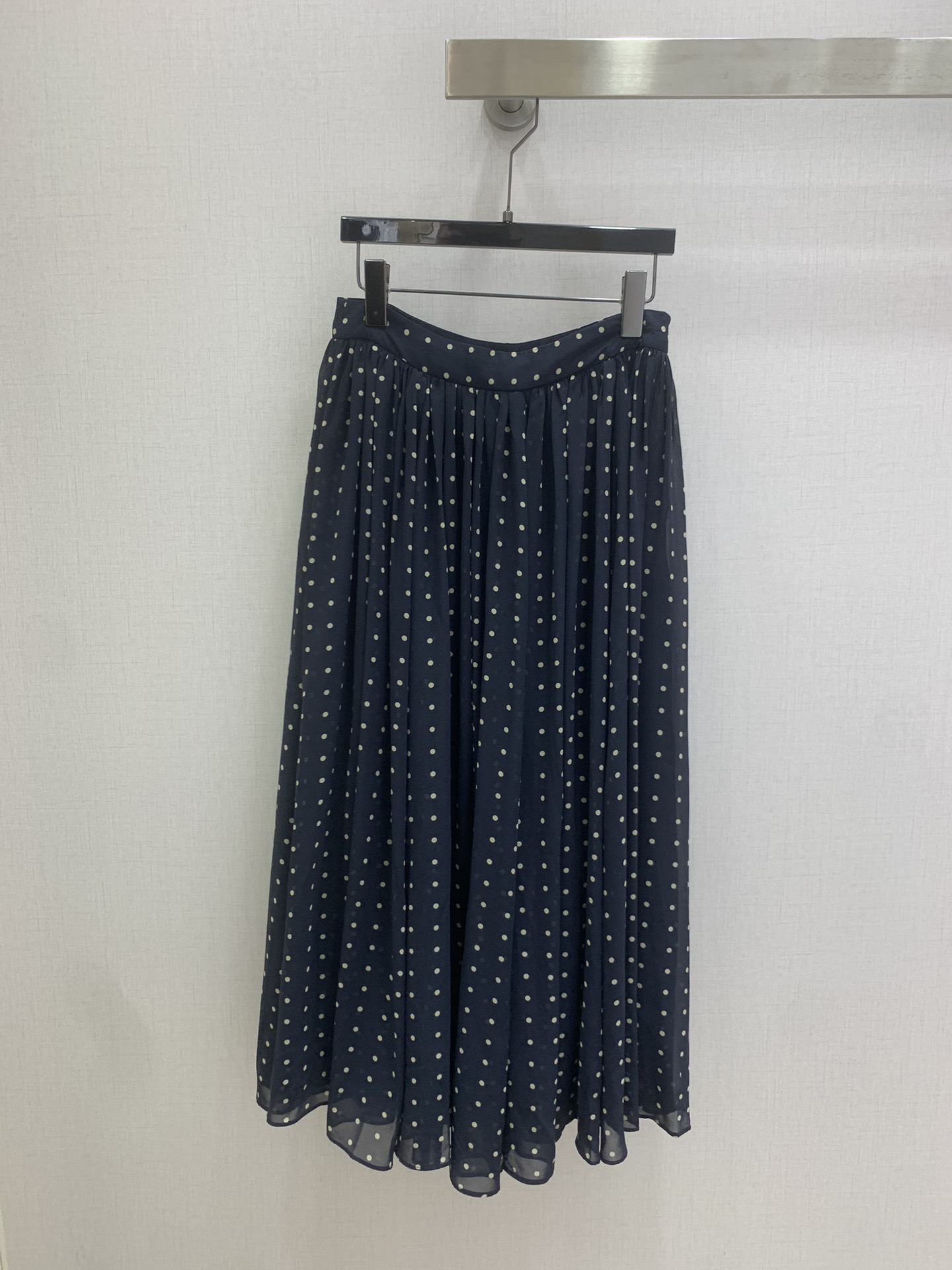 NO:795295,Highly recommended 26 early spring new style polka-dot pleated long skirt Intellectual and elegant retro anti-wrinkle polka-dot gauze skirt A must-have for temperamental women The quality of workmanship depends on the details Two colors SMLXL code High-quality ABC,,skirts,19860909强烈推荐 26早春新款 波点褶皱长半裙 知性优雅复古抗皱波点纱裙 气质女人必备 做工品质看细节 两个色 SMLXL码 高品质ABC,,skirts,,Women's clothing