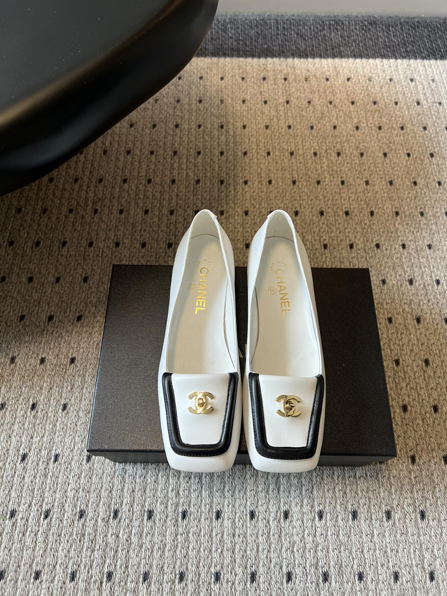 NO:784560,Chane*26SS early spring new square-toe shoes, with the classic Double C gold label, square toe cut, neat and elegant, full of soft cowhide texture, instantly transform your feet into a noble lady, whether you are commuting, dating or daily outings, you can easily create a sense of atmosphere, it is a 'necessary shoe' that every girl should have in her shoe cabinet!  Three colors are available to cover all styles. Creamy rice is gentle and noble, white and black contrasting colors are refreshing and age-reducing, black with white edges is cool and high-end, one pair unlocks N kinds of outfits, appearance and comfort are both online, close your eyes and you won’t lose!  Sheepskin upper, sheepskin lining, leather outsole, size 35-41 (customized sizes 40 and 41 are not returnable), ballet shoes, chanel, cowhide, sheepskin, Leather soles19860909Chane*26SS早春新款方头单鞋 经典双C金标加持,方头剪裁利落大气,软牛皮质感拉满,上脚秒变贵气大小姐,不管是通勤、约会还是日常出街,都能轻松拿捏氛围感,是每个女生鞋柜里都该有的「刚需神鞋」！ 三色可选承包所有风格奶油米温柔显贵,白黑撞色清爽减龄,黑底白边酷飒高级,一双解锁N种穿搭,颜值与舒适双在线,闭眼入不亏！ 鞋面羊皮 内里羊皮 大底真皮大底 size35-41码（40、41码定制不退换）,芭蕾舞鞋,chanel,cowhide,sheepskin,Leather soles,Women's Shoes