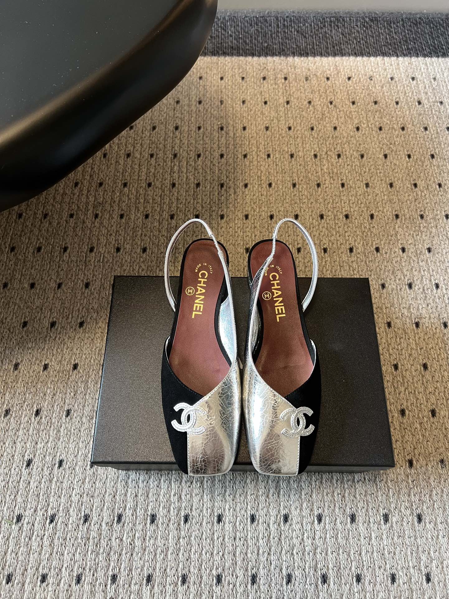 NO:789673,Chane*26SS new color-blocked back sandals for early spring. The color-blocking design has a sense of luxury, the double C embroidery is low-key and luxurious, and the back strap is gentle and slimming. Milk white and yellow are gentle and noble, black gold has a cool aura, black and white are classic and versatile, and silver and black are fashionable and eye-catching. The soft sheepskin upper is extremely comfortable, and walking is light and does not rub the feet. A pair can unlock N kinds of outfits, and it is a great atmosphere shoe for spring and summer!  Wear high-end products on your feet and make elegance your daily routine. This pair of Chanel back-hollow sandals is a fashion choice you can never go wrong with in spring and summer. Sheepskin upper, sheepskin lining, genuine leather outsole, size 35-41 (customized sizes 40 and 41 are non-returnable), sandals, chanel, chanel, sandals, sheepskin, Leather soles19860909Chane*26SS早春新款拼色后空凉鞋 拼色设计自带高级感,双C刺绣低调奢华,后空绑带温柔又显脚瘦.奶白拼黄温柔显贵,黑金酷飒气场,黑白经典百搭,银黑时髦吸睛.软羊皮上脚巨舒服,走路轻盈不磨脚,一双解锁N种穿搭,是春夏的氛围感神鞋！ 把高级穿在脚上,让优雅成为日常,这双香奈儿后空凉鞋,是你春夏永远不会出错的时尚选择. 鞋面羊皮 内里羊皮 大底真皮大底 size35-41码（40、41码定制不退换）,凉鞋,chanel,chanel,sandals,sheepskin,Leather soles,Women's Shoes