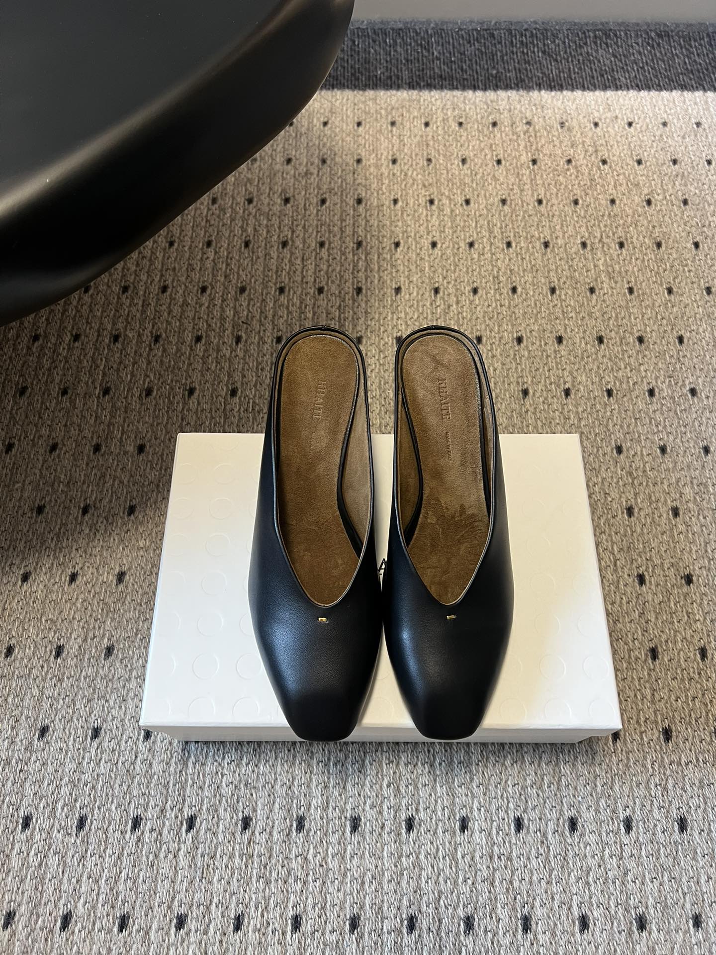 NO:871445,Purchasing agent high-quality Khait* 26ss early spring new minimalist square-head Mule trailer made in Dongguan  The soft genuine leather upper is comfortable on the feet and does not rub the feet, and the texture is particularly good. The square toe design does not squeeze the feet, but also makes the feet smaller, and can be worn by various foot types. The thick heel height is just right, walking steadily, and the feet will not be tired after long-term wear. It comes in classic black and retro brown, and looks good with any combination. It can be worn casually when going out with jeans and casual pants; it is also suitable for commuting to and from work with suits and wide-leg pants.  No need to tie shoelaces, just step on and go, saving time and worry. It is a practical shoe that can be worn all year round!  Butter leather upper, sheepskin lining, Italian genuine leather outsole, sizes 35-41 (customized sizes 40 and 41 are non-refundable), heel height 7.5cm, semi-drag, jeans, business suit, sheepskin, Leather soles19860909代购级 莞产高品质 Khait* 26ss早春新款极简方头穆勒拖 软乎乎的真皮鞋面,上脚舒服不磨脚,质感特别好.方头设计不挤脚,还显脚小,各种脚型都能穿.粗跟高度刚刚好,走路稳当,久穿也不累脚.经典黑、复古棕两个颜色,怎么搭都好看.配牛仔裤、休闲裤,日常出门随便穿；搭西装、阔腿裤,通勤上班也合适. 不用系鞋带,一踩就走,省时又省心,是鞋柜里一年四季都能穿的实用款！ 鞋面牛油皮 内里羊皮 大底意大利真皮大底 size35-41码（40、41码定制不退换） 跟高7.5cm,半拖,jeans,business suit,sheepskin,Leather soles,Women's Shoes