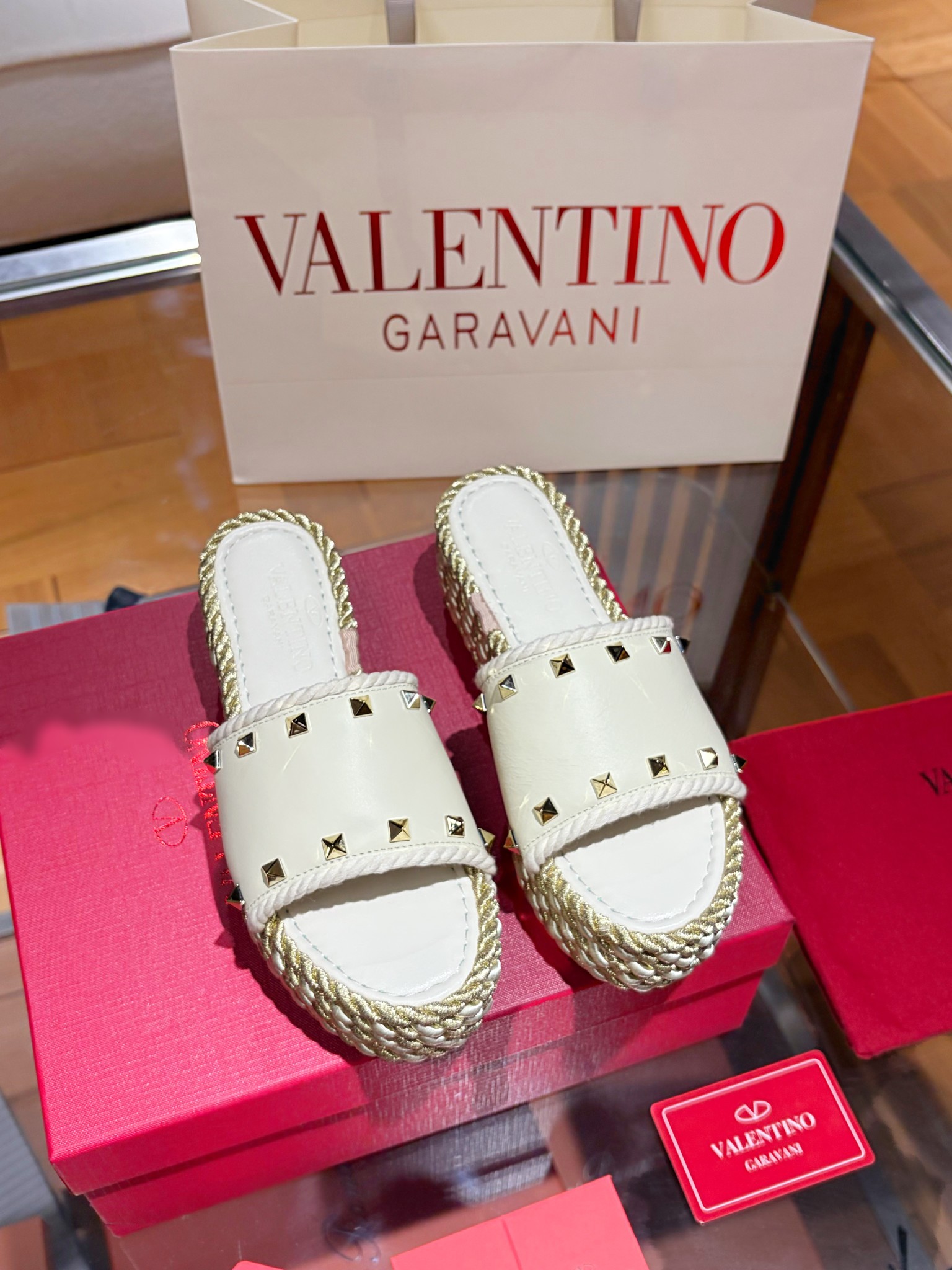 NO:789780,Valentino's new high-version rivet hemp rope woven wedge sandals. Simple and super versatile. Perfect and luxurious on the feet, they can be paired with any spring and summer clothes. The feet feel even more comfortable!  The material is a perfect replica of the original version. The original buckle is disassembled and molded. Cowhide surface. Cowhide lining. Electroplated rivets. Original non-slip rubber outsole. Bottom height is about 5cm. Equipped with original packaging at the counter!  SIZE35--40 (41 can be customized), slippers, valentino, valentino, sandals, slippers, cowhide19860909Valentino华伦天奴高版本新款铆钉麻绳编织坡跟凉鞋. 简约超级百搭. 上脚完美奢华可任意搭配春夏服饰. 脚感更是舒适！ 材质原版完美复刻. 饰扣原版拆解开模. 牛皮面.牛皮内里. 电镀铆钉. 原版防滑橡胶大底. 底高约5cm.配置专柜原版包装！ SIZE35--40（41可订做）,拖鞋,valentino,valentino,sandals,slippers,cowhide,Women's Shoes