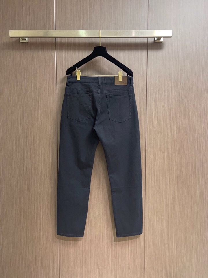 loro Piana 诺悠翩雅loro Piana 水洗牛仔裤 肉眼可见的利落裁剪，直筒修身款裤型！10