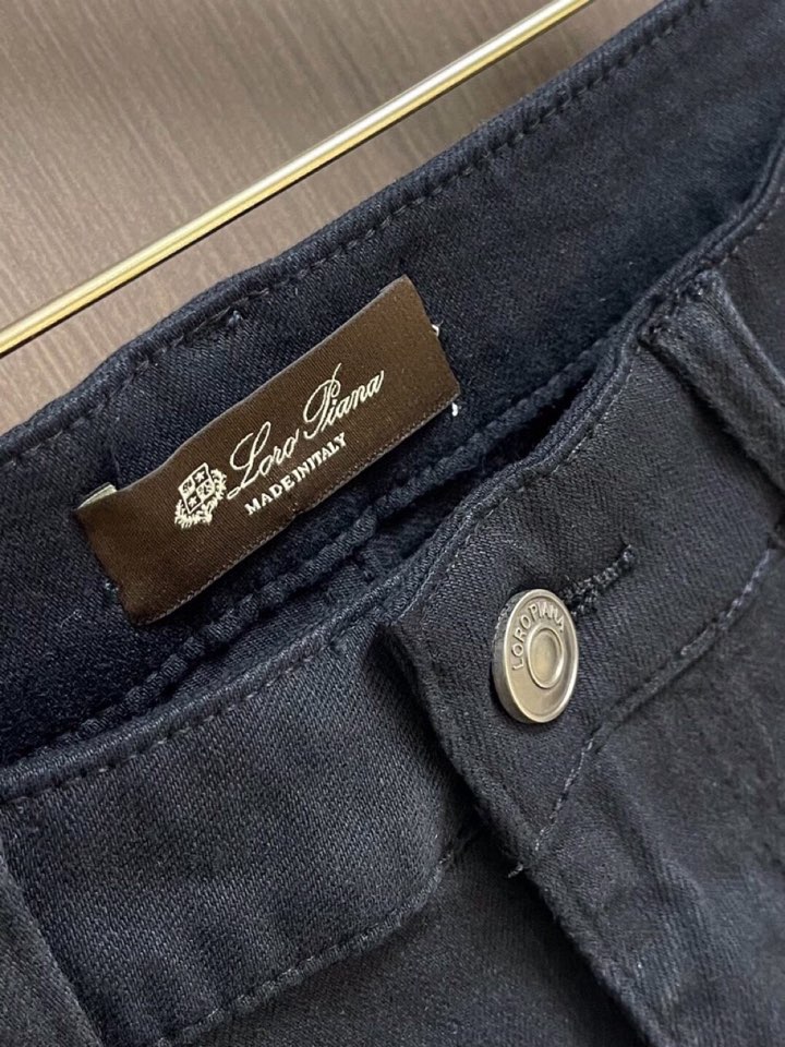 loro Piana 诺悠翩雅loro Piana 水洗牛仔裤 肉眼可见的利落裁剪，直筒修身款裤型！10