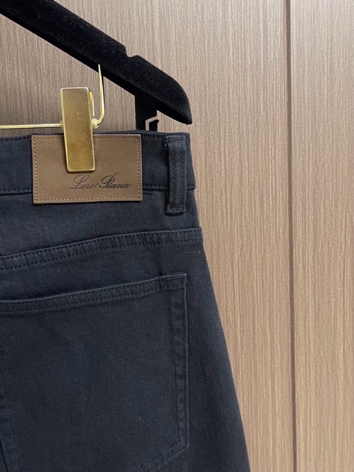 loro Piana 诺悠翩雅loro Piana 水洗牛仔裤 肉眼可见的利落裁剪，直筒修身款裤型！10