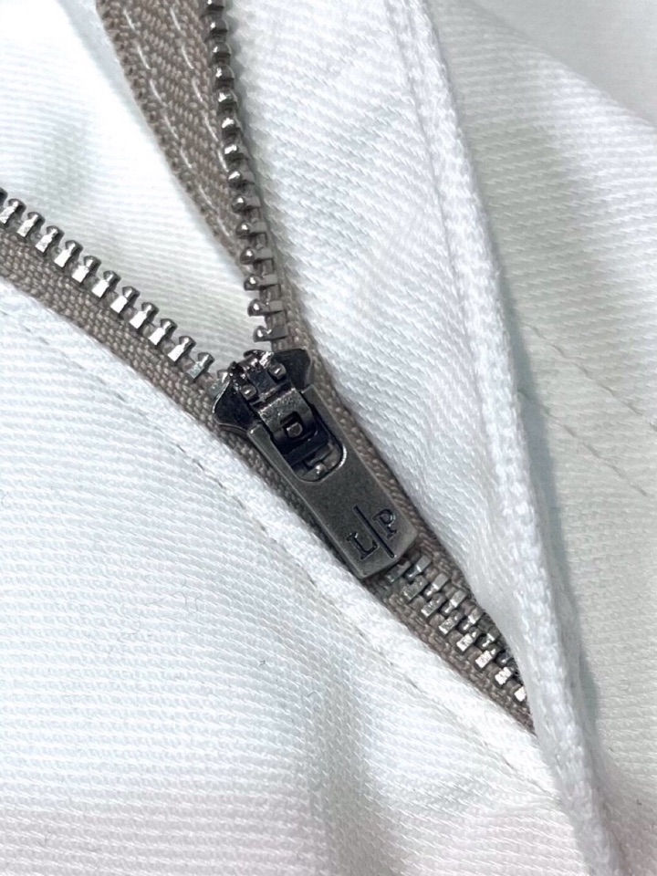 loro Piana 诺悠翩雅loro Piana 水洗牛仔裤 肉眼可见的利落裁剪，直筒修身款裤型！10