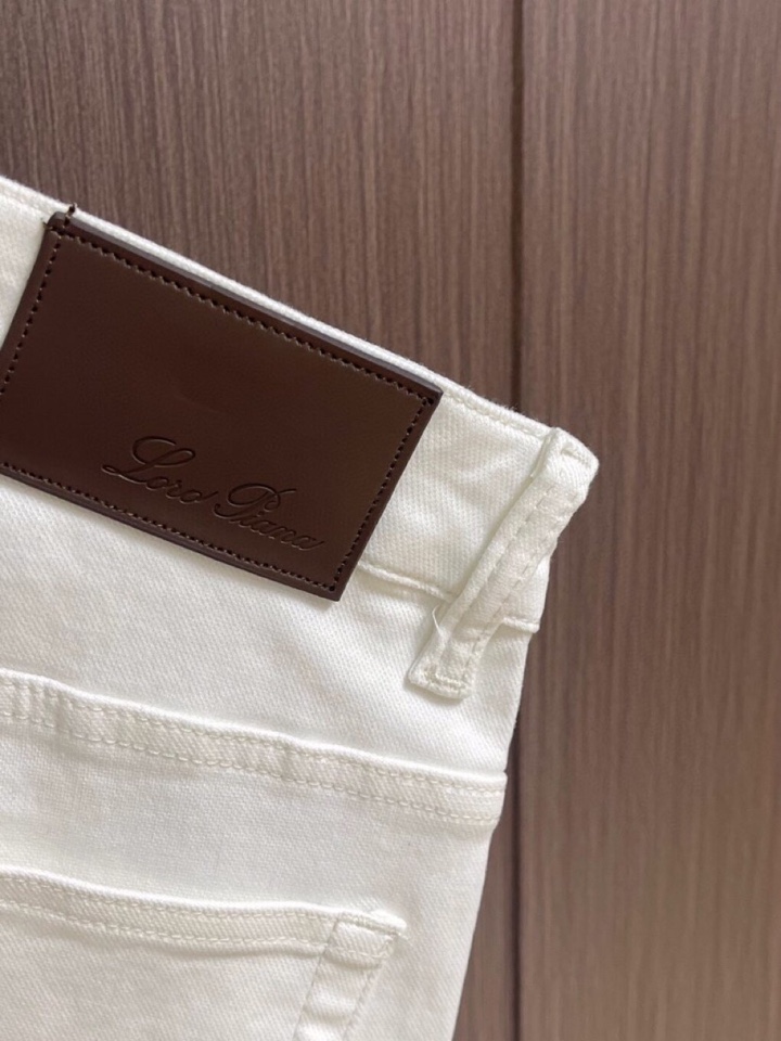 loro Piana 诺悠翩雅loro Piana 水洗牛仔裤 肉眼可见的利落裁剪，直筒修身款裤型！10