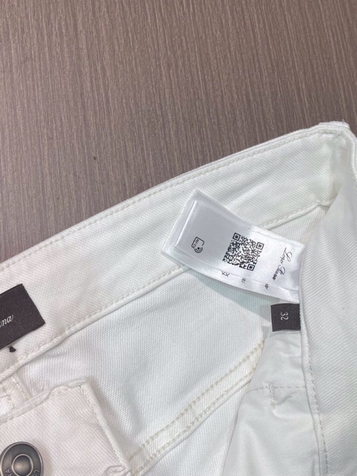 loro Piana 诺悠翩雅loro Piana 水洗牛仔裤 肉眼可见的利落裁剪，直筒修身款裤型！10