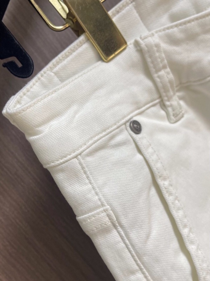 loro Piana 诺悠翩雅loro Piana 水洗牛仔裤 肉眼可见的利落裁剪，直筒修身款裤型！10