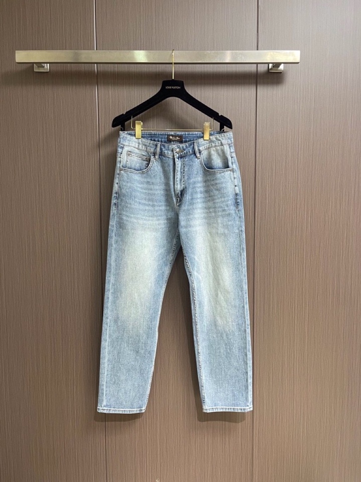 loro Piana 诺悠翩雅loro Piana 经典水洗牛仔裤，后腰皮革标牌，品牌感满满！直筒版型，