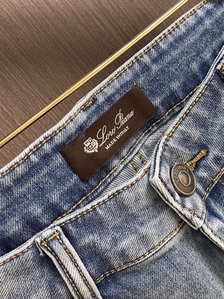 loro Piana 诺悠翩雅loro Piana 经典水洗牛仔裤，后腰皮革标牌，品牌感满满！直筒版型，