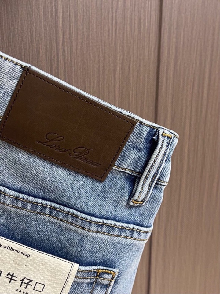 loro Piana 诺悠翩雅loro Piana 经典水洗牛仔裤，后腰皮革标牌，品牌感满满！直筒版型，