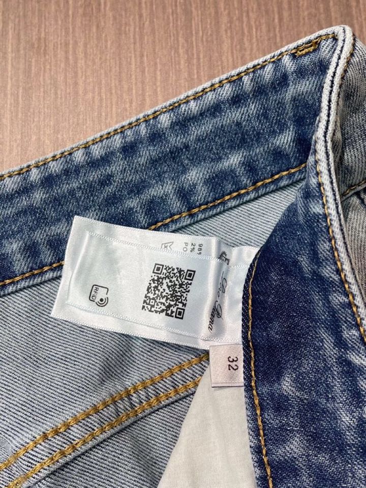 loro Piana 诺悠翩雅loro Piana 经典水洗牛仔裤，后腰皮革标牌，品牌感满满！直筒版型，