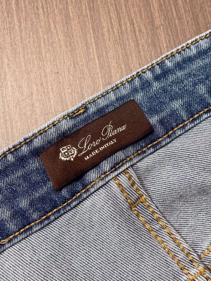 loro Piana 诺悠翩雅loro Piana 经典水洗牛仔裤，后腰皮革标牌，品牌感满满！直筒版型，