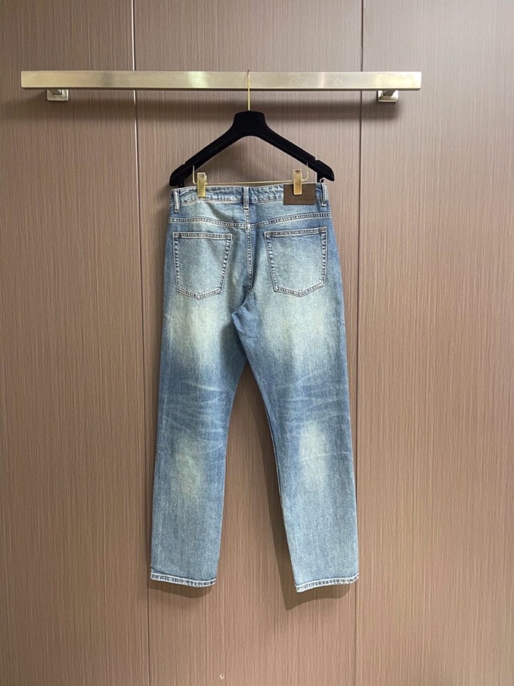 loro Piana 诺悠翩雅loro Piana 水洗牛仔裤 肉眼可见的利落裁剪，直筒修身款裤型！10