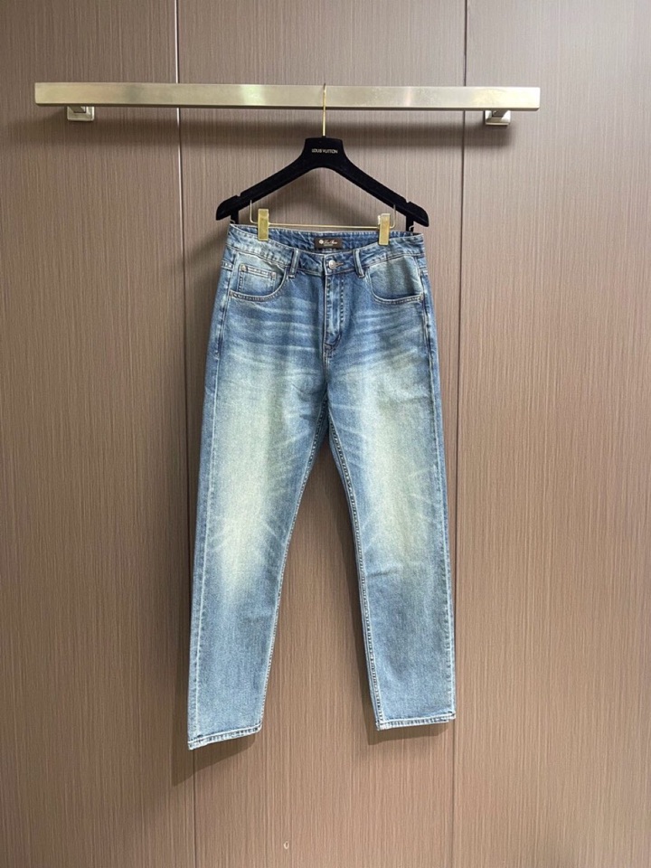 loro Piana 诺悠翩雅loro Piana 水洗牛仔裤 肉眼可见的利落裁剪，直筒修身款裤型！10