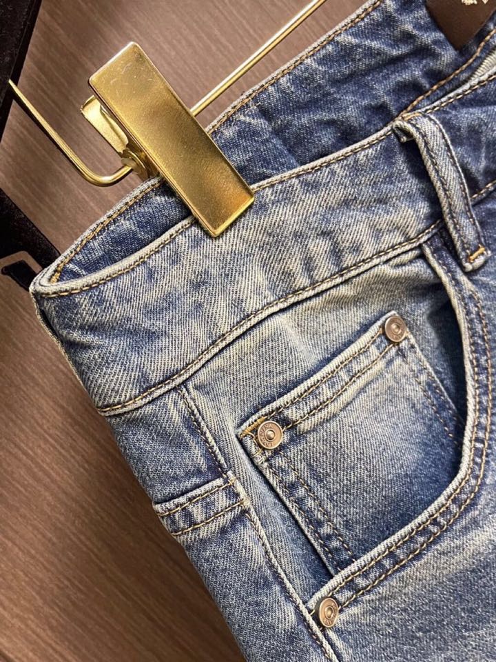 loro Piana 诺悠翩雅loro Piana 水洗牛仔裤 肉眼可见的利落裁剪，直筒修身款裤型！10