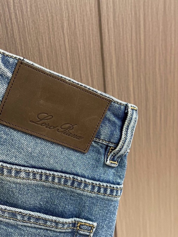 loro Piana 诺悠翩雅loro Piana 水洗牛仔裤 肉眼可见的利落裁剪，直筒修身款裤型！10