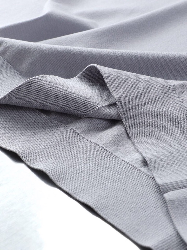 loro Piana 诺悠翩雅loro Piana 新款短袖圆领T恤针织上衣，精选优质面料，手感细腻柔软