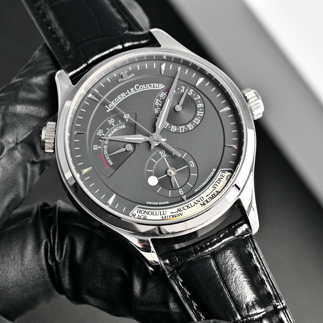 NO:765187,Produced by V+, flat price, V+ Factory [highest version on the market] JL Jaeger-LeCoultre Geographer Master Series RW4. Big names from all walks of life call it big ugly. In fact, it is given high praise. In terms of taste and appearance, it has a pivotal position in the watch industry. It looks long-lasting no matter how you wear it. It shows your taste in every way. Master Geographer Master Series Q1428421 Newly upgraded replica version. Multi-function watch. Upgraded Cal.939A movement. The polishing effect is closer to the original. Upgraded shaft.  The automatic rotor has a rose gold edge, clear text lines, functional date display, dual time zone, power reserve display, 316L stainless steel, 42mm diameter, original folding buckle!  V+ Factory’s ingenious work is worth owning!  Luxurious and exquisite recommended men's multi-functional mechanical watch. The best luxury recommendation for gift giving, please look for V+ exclusive quality, jaeger-lecoultre19860909V+ 出品 统一价 V+ Factory【市场最高版本】JL 积家 地理大师系列RW4 各路大咖都叫它大丑 其实赋予的是极高赞美 论品味与外观 在钟表界有着举足轻重的地位 戴出去怎么都是长脸 各种彰显品味 Master 地理学家大师系列 Q1428421 复刻版全新升级 多功能腕表 升级Cal.939A机芯 打磨效果更近原装 升级轴 自动陀为玫金边 字面纹路清晰 功能日期显示 双时区 动力储备显示 316L精钢 直径42mm 原装折叠扣！V+ Factory匠心之作 值得你拥有！奢华精致推荐男士多功能机械腕表 送礼最佳奢华推荐请认准V+独家品质,,jaeger-lecoultre,Watch