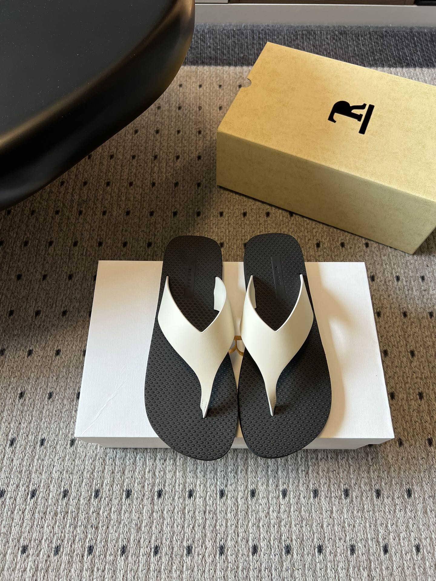 NO:788552,Top quality The Ro*26ss early spring new minimalist flip flops  The eye-catching contrasting color aesthetics will turn heads in summer and break the monotony of solid colors. This pair of flip-flops uses high-contrast contrasting colors as the design highlight, combining classic black and pure white to create fashionable tension. The minimalist clip-on style with contrasting color strips does not add unnecessary layers, but it has its own eye-catching aura. Whether it is for daily outings or vacation check-ins, it can easily become the finishing touch of the style, making every step at the forefront of the trend.  An eye-catching style with a sense of fashion that breaks the dullness. Paired with solid-color T-shirts, denim items, and holiday skirts, it instantly enhances the layering of the look and has a super high production rate. Cowhide upper, leather lining, original molded outsole, size 35-40 (customized size 40 is non-refundable), split-toe shoes, skirts, tees, t-shirt, cowhide19860909顶级品质 The Ro*26ss早春新款极简人字拖 一眼心动的撞色美学,承包夏日所有回头率,打破纯色的单调,这双人字拖以高对比撞色为设计亮点,将经典黑与纯净白碰撞出时髦张力.极简夹脚版型搭配撞色带面,不做多余堆砌,却自带吸睛气场,无论是日常出街还是度假打卡,都能轻松成为造型的点睛之笔,让每一步都走在潮流前沿. 时髦感拉满的吸睛款,打破沉闷感,搭配纯色T恤、牛仔单品、度假裙装,瞬间提升造型层次感,出片率超高. 鞋面牛皮 内里牛皮 大底原版开模大底 size35-40码（40码定制不退换）,分趾鞋,skirts,tees，t-shirt,cowhide,Women's Shoes
