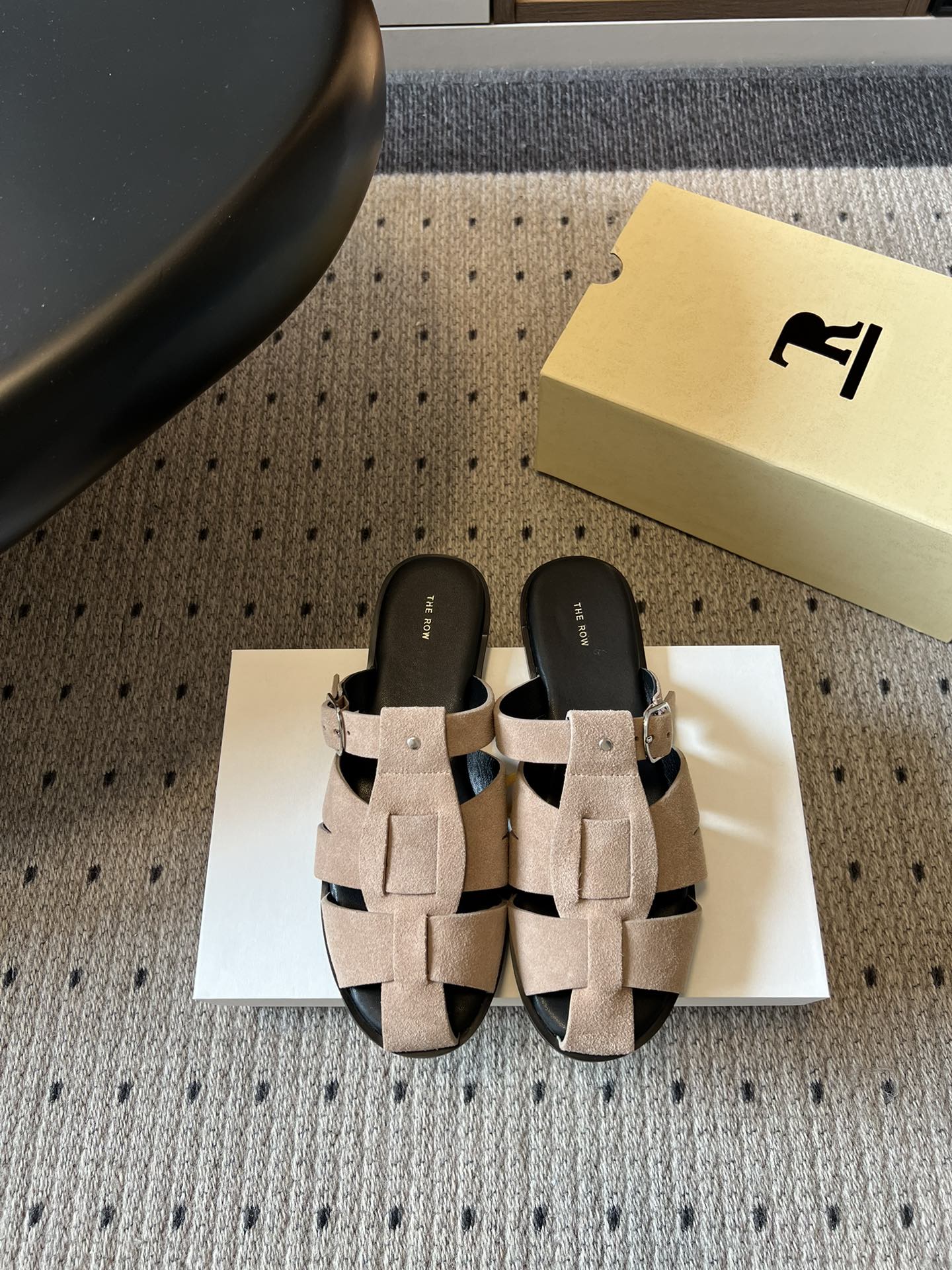 NO:788564,Made in Guangzhou, The Ro*26ss new retro braided cap-toe Roman sandals for early spring are true classics that will never be eliminated by the trend. This pair of Roman sandals uses retro weaving as the design core, using high-quality suede cowhide and ingenious craftsmanship to create a timeless and versatile style that can be easily adapted for commuting, vacationing, or daily leisure, becoming an 'evergreen style' in your shoe cabinet.  Wear the relaxation of life on your feet. This pair of genuine leather Roman sandals, with texture and comfort, will accompany you through every comfortable spring and summer. The upper is made of cowhide/hand-made oil edges, the lining is mixed sheepskin, and the outsole is rubber. Size 35-40 (40 sizes are customized and cannot be returned or exchanged), half drag, cowhide, sheepskin19860909莞产 The Ro*26ss早春新款复古编织包头罗马凉拖 真正的经典,从不会被潮流淘汰.这双罗马凉拖以复古编织为设计内核,用高质感反绒牛皮与匠心工艺,打造出永不过时的百搭款,不管是通勤出街、度假出行还是日常休闲,都能轻松适配,成为你鞋柜里的「常青款」. 把生活的松弛感,穿在脚上.这双真皮罗马凉拖,用质感与舒适,陪你走过每一个自在的春夏. 鞋面胎牛绒/手工油边 内里混种羊皮 大底橡胶大底 size35-40码（40码定制不退换）,半拖,cowhide,sheepskin,Women's Shoes