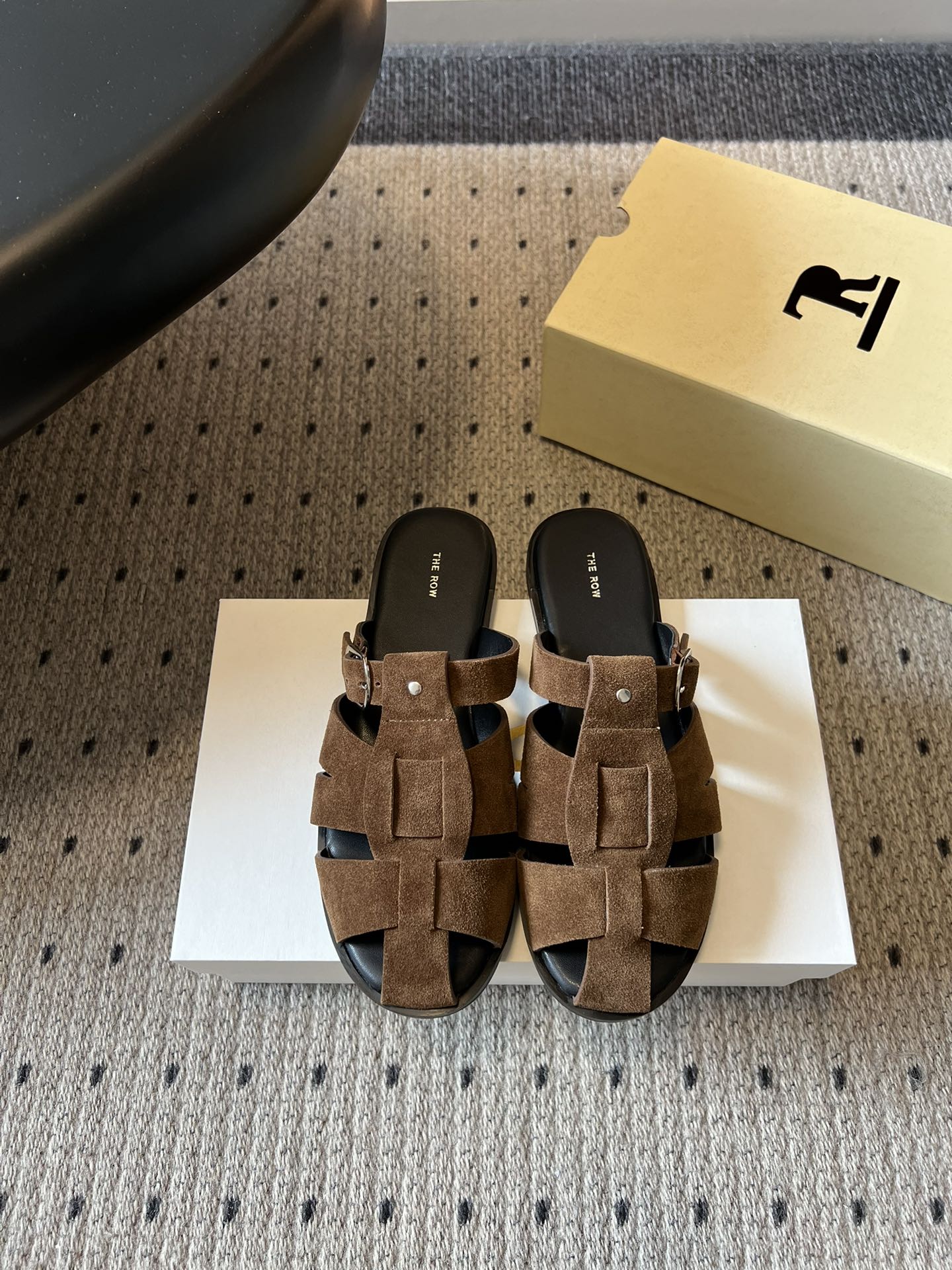 NO:784368,Purchasing agent, Dongguan-made high-quality The Ro*26ss early spring new retro braided cap-toe Roman sandals are true classics and will never be eliminated by the trend. This pair of Roman sandals uses retro weaving as the design core, using high-quality suede cowhide and ingenious craftsmanship to create a timeless and versatile style that can be easily adapted to commuting, vacation travel or daily leisure, becoming an 'evergreen style' in your shoe cabinet.  Wear the relaxation of life on your feet. This pair of genuine leather Roman sandals, with texture and comfort, will accompany you through every comfortable spring and summer. The upper is made of cowhide/hand-made oil edges, the lining is mixed sheepskin, and the outsole is rubber. Size 35-40 (40 sizes are customized and cannot be returned or exchanged), half drag, cowhide, sheepskin19860909代购级 莞产高品质 The Ro*26ss早春新款复古编织包头罗马凉拖 真正的经典,从不会被潮流淘汰.这双罗马凉拖以复古编织为设计内核,用高质感反绒牛皮与匠心工艺,打造出永不过时的百搭款,不管是通勤出街、度假出行还是日常休闲,都能轻松适配,成为你鞋柜里的「常青款」. 把生活的松弛感,穿在脚上.这双真皮罗马凉拖,用质感与舒适,陪你走过每一个自在的春夏. 鞋面胎牛绒/手工油边 内里混种羊皮 大底橡胶大底 size35-40码（40码定制不退换）,半拖,cowhide,sheepskin,Women's Shoes