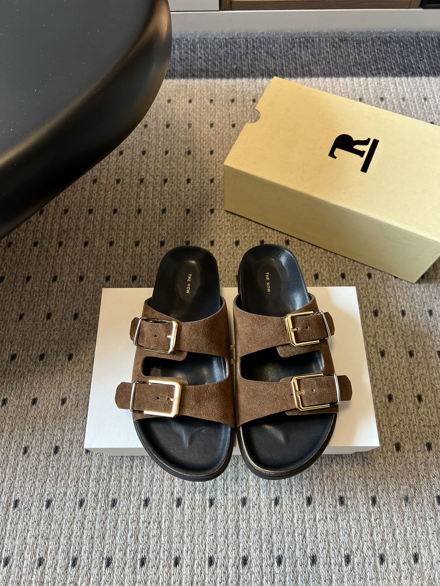 NO:788569,Made in Guangzhou, The Ro*26ss new double-buckle Birkenstock sandals for early spring. Really good shoes never need extra decoration. This pair of double-buckle sandals is designed with minimalism as the core, using high-quality suede cowhide and craftsmanship to create a timeless and versatile style. It can be easily adapted to whether you are commuting to the street, vacationing, or daily at home, becoming an 'evergreen style' in your shoe cabinet.  The shoe design is a classic double-buckle Birkenstock version, which is not picky about foot shape. It is very friendly to wide feet, fleshy feet, and high insteps. The upper foot is modified to make the foot slimmer and more refined. The upper is made of fetal cow velvet, the lining is mixed sheepskin, and the outsole is rubber. Sizes 35-40 (customized sizes 40 are non-refundable). Slippers, slippers, cowhide, sheepskin19860909莞产 The Ro*26ss早春新款双带扣勃肯凉拖 真正的好鞋,从不需要多余装饰.这双双带扣凉拖以极简主义为设计内核,用高质感反绒牛皮与匠心工艺,打造出永不过时的百搭款,不管是通勤出街、度假出行还是日常居家,都能轻松适配,成为你鞋柜里的「常青款」. 鞋型设计经典双带扣勃肯版型,不挑脚型,对宽脚、肉脚、高脚背都超友好,上脚修饰脚型,显脚瘦显精致. 鞋面胎牛绒 内里混种羊皮 大底橡胶大底 size35-40码（40码定制不退换）,拖鞋,slippers,cowhide,sheepskin,Women's Shoes