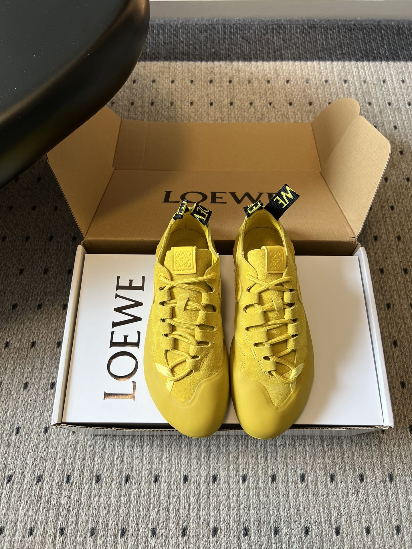 NO:788572,Top quality LOEW* early spring new retro skill sneakers, climbing series sneakers, inspired by professional climbing shoes, perfectly integrate pioneering functional aesthetics with the exquisite craftsmanship of luxury brands, breaking the boundaries between sports and fashion, becoming the 'annual hot item' in fashionable people's shoe cabinets. Whether it is for daily outings, trendy wear or light outdoor travel, they can easily achieve a sense of high-end and become an eye-catching tool for styling.  Anti-slip and wear-resistant rubber outsole, with deep texture and strong grip, suitable for a variety of road surfaces, taking into account professional performance and daily comfort, so that your feet will not tire after long walks. Cow suede upper, sheepskin lining, rubber outsole, size 35-40 (40 size customization is non-refundable), casual shoes/sports shoes, loewe, sneakers, sheepskin19860909顶级品质 LOEW*早春新款复古技能运动鞋 攀岩系列运动鞋,以专业攀岩鞋为灵感,将先锋机能美学与奢侈品牌的精致工艺完美融合,打破运动与时尚的边界,成为潮人鞋柜里的「年度爆款」,不管是日常出街、潮流穿搭还是轻户外出行,都能轻松拿捏高级感,成为造型的吸睛利器. 防滑耐磨橡胶大底,纹路深邃,抓地力超强,适配多种路面,兼顾专业性能与日常穿着的舒适性,久走不累脚. 鞋面牛反绒 内里羊皮 大底橡胶大底 size35-40码（40码定制不退换）,休闲鞋/运动鞋,loewe,sneakers,sheepskin,Women's Shoes