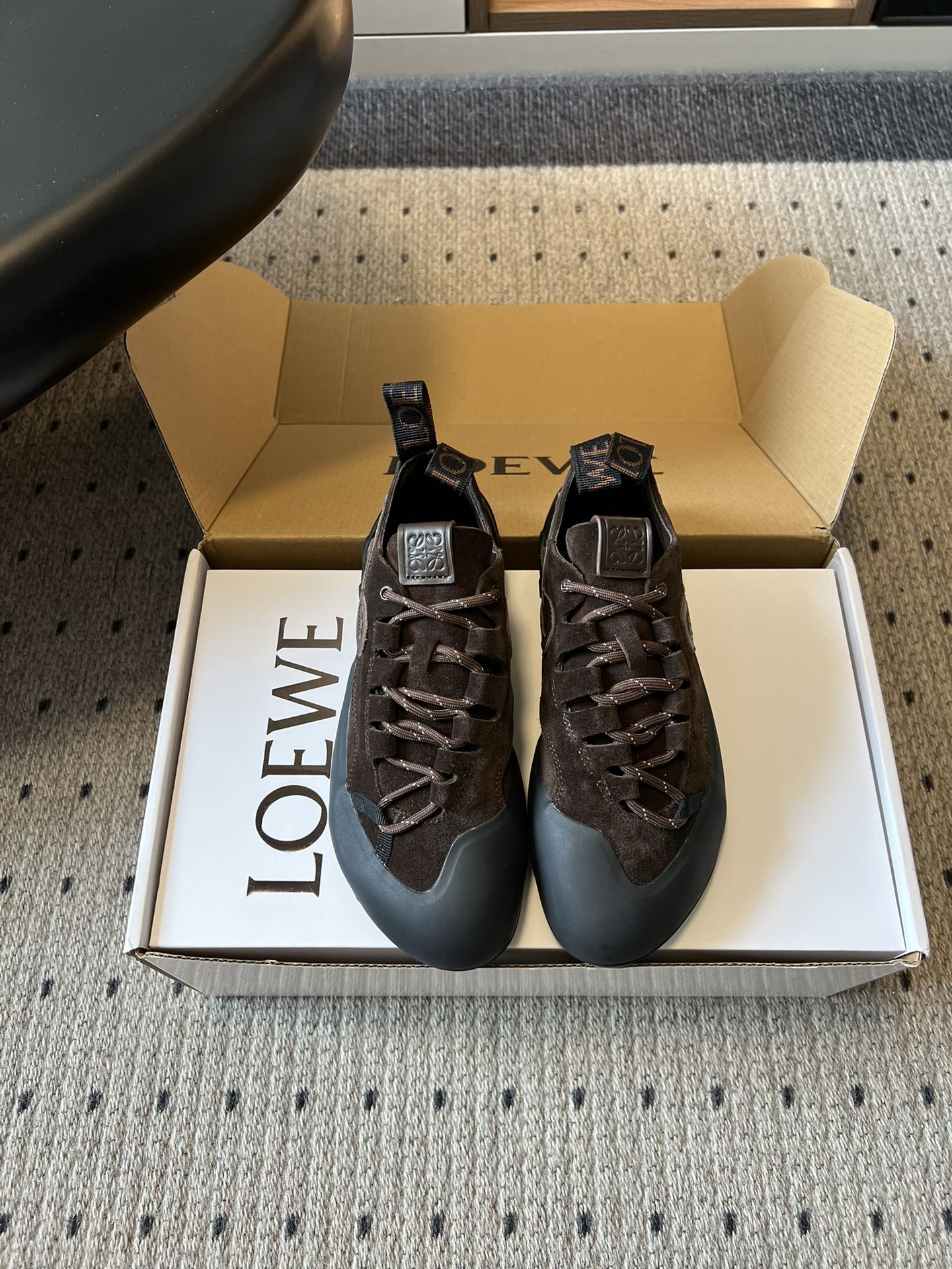 NO:871452,LOEW*'s new retro skill sneakers for early spring, the climbing series of sneakers, are inspired by professional rock climbing shoes, perfectly integrating pioneering functional aesthetics with the exquisite craftsmanship of luxury brands, breaking the boundaries between sports and fashion, and becoming the 'big hit of the year' in fashionable people's shoe cabinets. Whether it is for daily outings, trendy wear or light outdoor travel, they can easily achieve a sense of high-end and become an eye-catching tool for styling.  Anti-slip and wear-resistant rubber outsole, with deep texture and strong grip, suitable for a variety of road surfaces, taking into account professional performance and daily comfort, so that your feet will not tire after long walks. Cow suede upper, sheepskin lining, rubber outsole, size 35-40 (40 size customization is non-refundable), casual shoes/sports shoes, loewe, sneakers, sheepskin19860909LOEW*早春新款复古技能运动鞋 攀岩系列运动鞋,以专业攀岩鞋为灵感,将先锋机能美学与奢侈品牌的精致工艺完美融合,打破运动与时尚的边界,成为潮人鞋柜里的「年度爆款」,不管是日常出街、潮流穿搭还是轻户外出行,都能轻松拿捏高级感,成为造型的吸睛利器. 防滑耐磨橡胶大底,纹路深邃,抓地力超强,适配多种路面,兼顾专业性能与日常穿着的舒适性,久走不累脚. 鞋面牛反绒 内里羊皮 大底橡胶大底 size35-40码（40码定制不退换）,休闲鞋/运动鞋,loewe,sneakers,sheepskin,Women's Shoes