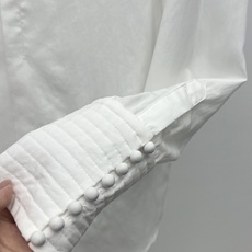 𝐝𝐯𝐧*翻领收腰衬衣超大领型辅以立体压纹工艺,自带挺括利落复古气息,袖口同纹理的风琴压褶设计,低调又极具 𝐝𝐯𝐧*翻领收腰衬衣超大领型辅以立体压纹工艺,自带挺括利落复古气息,袖口同纹理的风琴压褶设计,低调又极具