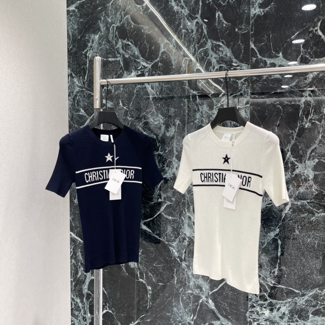 NO:778059,The highest version on the market, the girl inspects the goods, trims the three marks on the threads, and delivers the goods. You can post pictures and take videos. If you want quality and service, please add me on WeChat. We will not accept urgent orders. Ｄ家 26 spring and summer new style Lucky Star knitted short-sleeves. Brand letters embroidered with white stars on the chest. Simple and recognizable. Short-sleeved design. It can be worn alone or layered. It can be easily matched with skirts and jeans.  You can switch between French elegance or casual style as you like ~ Classic elements of high-end luxury brands, a must-have for fashion! Two colors SML, Dior-clothing, dior, skirts, jeans, T-shirt,19860909市面最高版本小妹验货、修剪线头上三标、发货可发图及拍视频,要品质要服务的加我微信,不接急单. Ｄ家 26春夏新款 幸运星针织短袖 胸前白色星星刺绣品牌字母 简约又有辨识度 短袖设计 单穿或内搭都很OK 轻松搭配半裙 牛仔裤 法式优雅or休闲风随心切换~高奢品牌经典元素,时髦精必入!两个色SML,迪奥-服装,dior,skirts,jeans,T-shirt,,Women's clothing