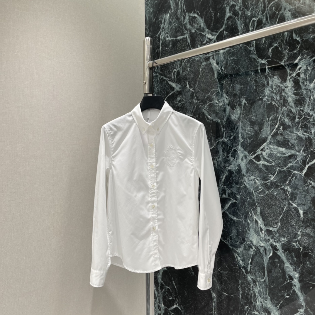 NO:778101,The highest version on the market, the girl inspects the goods, trims the three marks on the threads, and delivers the goods. You can post pictures and take videos. If you want quality and service, please add me on WeChat. We will not accept urgent orders. Ｄ Home 26 new spring and summer lapel long-sleeved shirts are made of high-quality cotton fabrics, soft and skin-friendly and breathable. Super comfortable to wear in spring and summer! The simple design with logo embroidery on the chest is low-key and recognizable. It can be easily used in business casual or daily life and is neatly cut.  Comfortable to wear. One color available in stock SML, Dior-clothing, dior, shirts,19860909市面最高版本小妹验货、修剪线头上三标、发货可发图及拍视频,要品质要服务的加我微信,不接急单. Ｄ家 26春夏新款 翻领长袖衬衫 采用高品质棉质面料 柔软亲肤又透气 春夏穿超舒服!简约设计胸前Logo刺绣低调又有辨识度 商务休闲 or日常都能轻松驾驭 剪裁利落 穿着舒适.一个色现货SML,迪奥-服装,dior,shirts,,Women's clothing