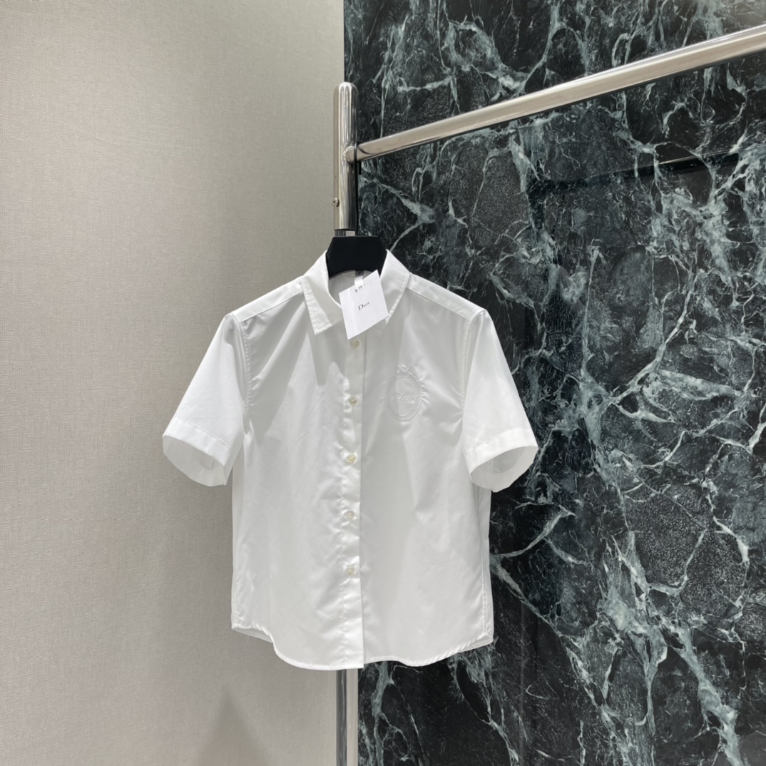 NO:778095,The highest version on the market, the girl inspects the goods, trims the three marks on the threads, and delivers the goods. You can post pictures and take videos. If you want quality and service, please add me on WeChat. We will not accept urgent orders. Ｄ Home 26 new spring and summer lapel short-sleeved shirts are made of high-quality cotton fabrics, soft and skin-friendly and breathable. Super comfortable to wear in spring and summer! The simple design with logo embroidery on the chest is low-key and recognizable. It can be easily used for business casual or daily life and is neatly tailored.  Comfortable to wear. One color available in stock SML, Dior-clothing, dior, shirts, T-shirt,19860909市面最高版本小妹验货、修剪线头上三标、发货可发图及拍视频,要品质要服务的加我微信,不接急单. Ｄ家 26春夏新款 翻领短袖衬衫 采用高品质棉质面料 柔软亲肤又透气 春夏穿超舒服!简约设计胸前Logo刺绣低调又有辨识度 商务休闲 or日常都能轻松驾驭 剪裁利落 穿着舒适.一个色现货SML,迪奥-服装,dior,shirts,T-shirt,,Women's clothing