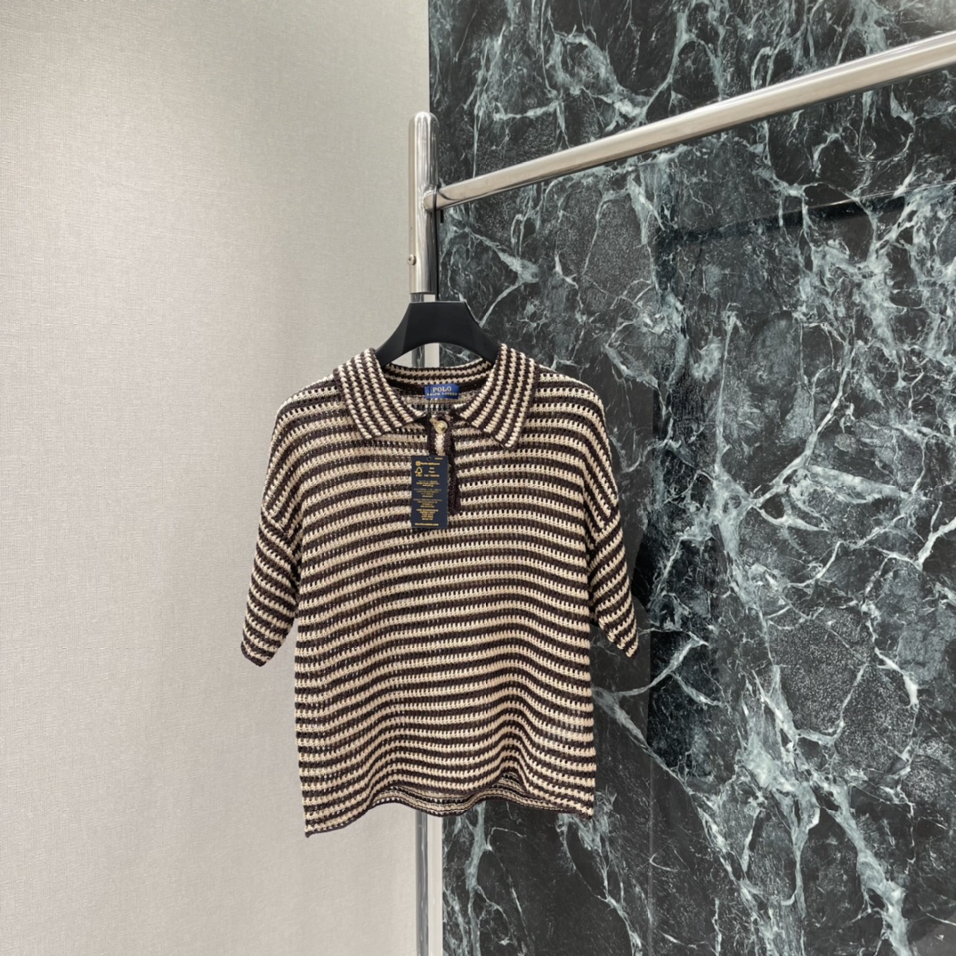 NO:778048,The highest version on the market, the girl inspects the goods, trims the three marks on the threads, and delivers the goods. You can post pictures and take videos. If you want quality and service, please add me on WeChat. We will not accept urgent orders. Raff 26 spring and summer new striped Polo sweater, classic lapel + brown stripes, retro and versatile. Full details. Loose fit. It can be worn alone or layered. It can be worn easily for commuting and leisure. It is a must-have and practical item in the wardrobe! One color SML, women's clothing,19860909市面最高版本小妹验货、修剪线头上三标、发货可发图及拍视频,要品质要服务的加我微信,不接急单. 拉夫 26春夏新款 条纹Polo针织衫 经典翻领+咖色条纹,复古又百搭 细节满分 宽松版型 单穿or叠搭都 OK通勤休闲都能轻松驾驭 是衣橱必备实用单品!一个色SML,女装,,Women's clothing