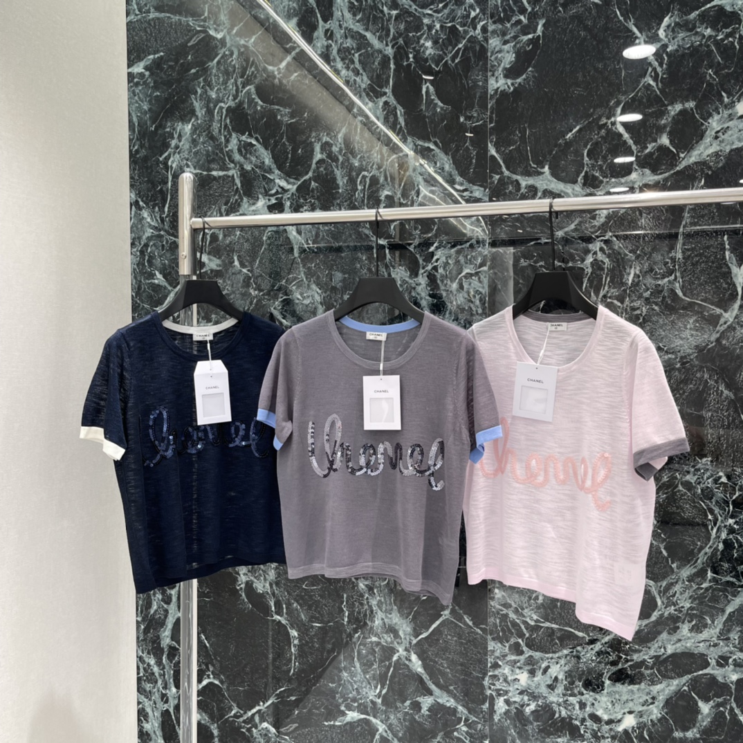 NO:778054,The highest version on the market, the girl inspects the goods, trims the three marks on the threads, and delivers the goods. You can post pictures and take videos. If you want quality and service, please add me on WeChat. We will not accept urgent orders. Xiaoxiang 26 new spring and summer style contrasting short-sleeved blouse, light and breathable fabric, super comfortable to wear in spring and summer! The front sequins are embellished with brand letters, exquisite and recognizable, simple and detailed, daily casual, it goes well with jeans or skirts.  Easily get fashionable and lazy style ~ three colors SML, Chanel-clothing, chanel, skirts, jeans, T-shirt,19860909市面最高版本小妹验货、修剪线头上三标、发货可发图及拍视频,要品质要服务的加我微信,不接急单. 小香 26春夏新款 撞色短袖罩衫 轻薄透气面料 春夏穿超舒服!正面珠片点缀成品牌字母 精致又有辨识度 简约又有细节感 日常休闲 搭配牛仔裤或半裙都很OK 轻松get时尚慵懒风~三个色SML,香奈儿-服装,chanel,skirts,jeans,T-shirt,,Women's clothing