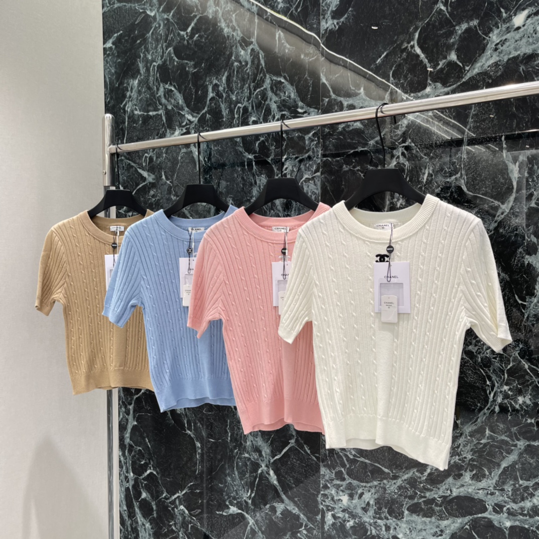 NO:778052,The highest version on the market, the girl inspects the goods, trims the three marks on the threads, and delivers the goods. You can post pictures and take videos. If you want quality and service, please add me on WeChat. We will not accept urgent orders. Xiaoxiang 26 spring and summer new style, twist knitted short sleeves, classic round neck + right shoulder design, simple, elegant and versatile, full of three-dimensional twist texture, exquisite details, low-key and texture, can be easily matched whether worn alone or as an inner layer.  It is a universal item in the wardrobe! Four colors SML, Chanel-clothing, chanel, T-shirt,19860909市面最高版本小妹验货、修剪线头上三标、发货可发图及拍视频,要品质要服务的加我微信,不接急单. 小香 26春夏新款 麻花针织短袖 经典圆领+正肩设计 简约优雅又百搭 麻花纹理立体感满满 细节精致 低调又有质感 无论单穿还是内搭都能轻松搭配 是衣橱里的万能单品!四个色SML,香奈儿-服装,chanel,T-shirt,,Women's clothing